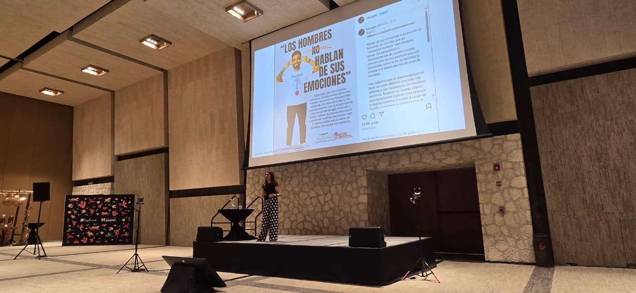 Alejandra Moreno Maya facilitando un taller presencial de cultura inclusiva en una organización mexicana