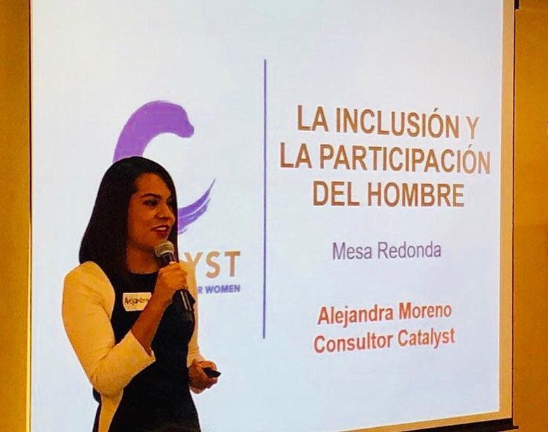 Alejandra Moreno Maya en una mesa redonda sobre inclusión y participación del hombre
