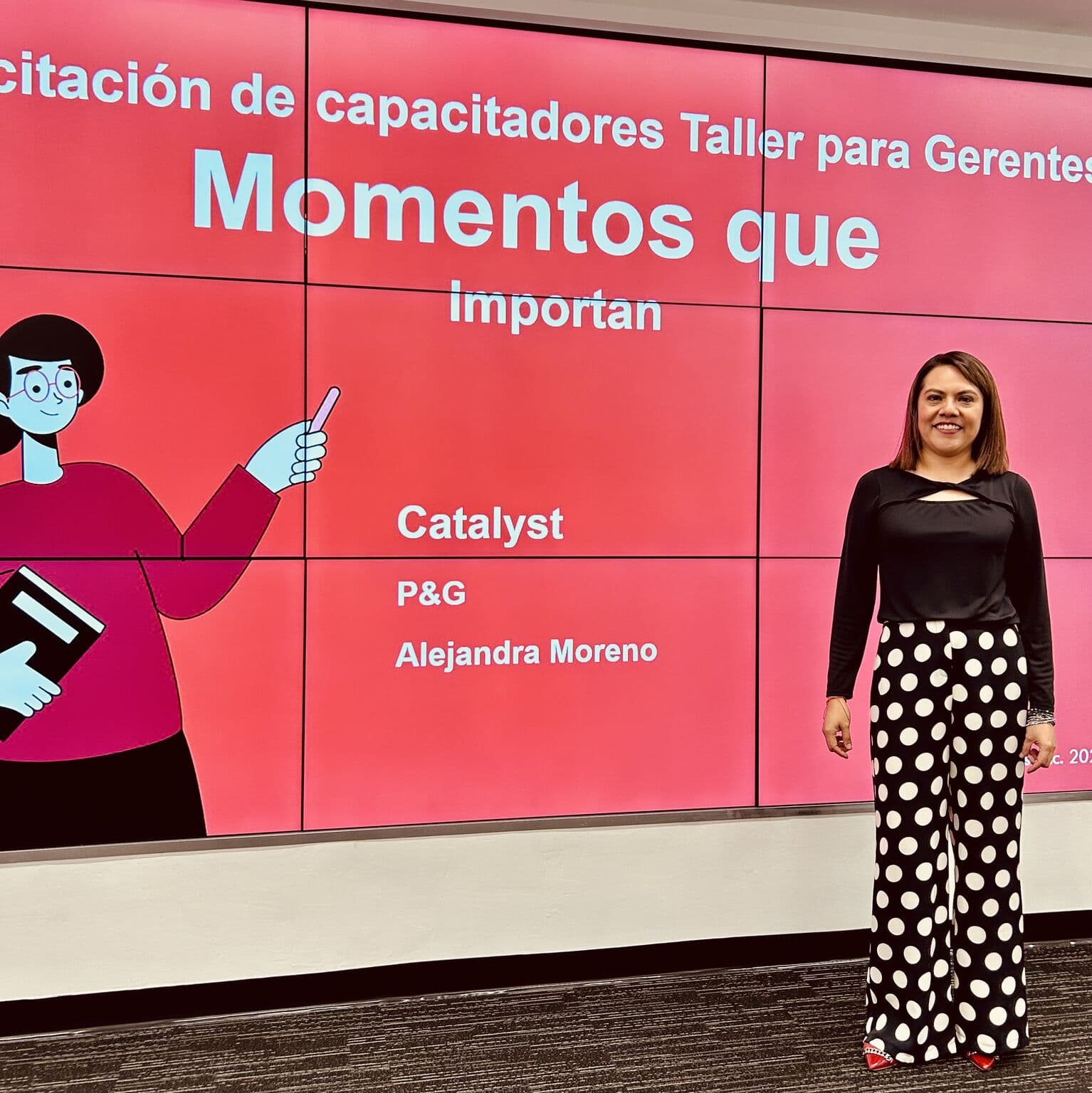 Alejandra Moreno Maya facilitando un taller para gerentes sobre inclusión laboral y cultura organizacional
