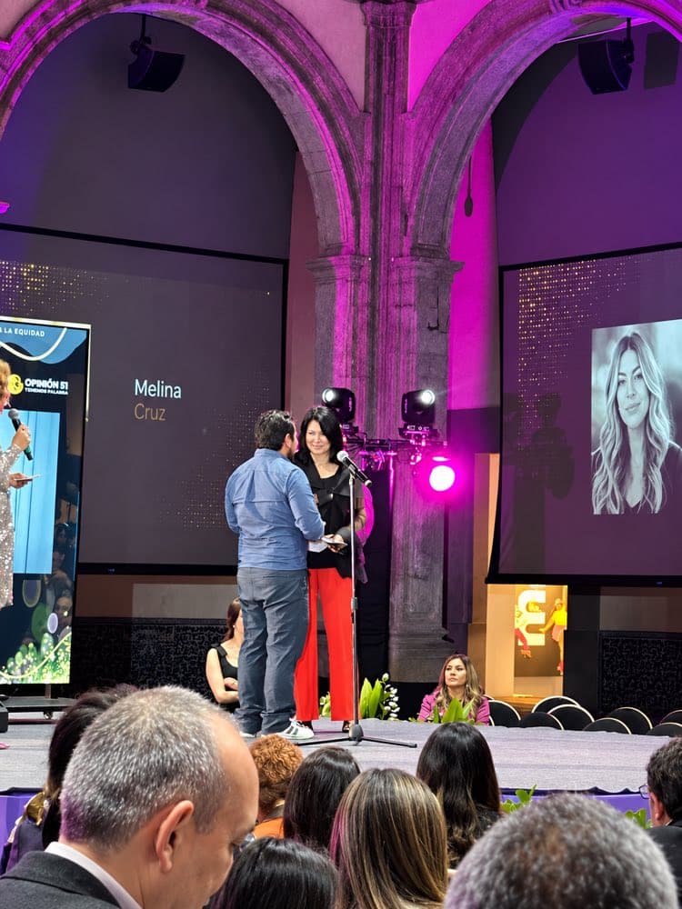 Elsa Vizcarra en el escenario de Premios MAREA 51 de Opinión 51
