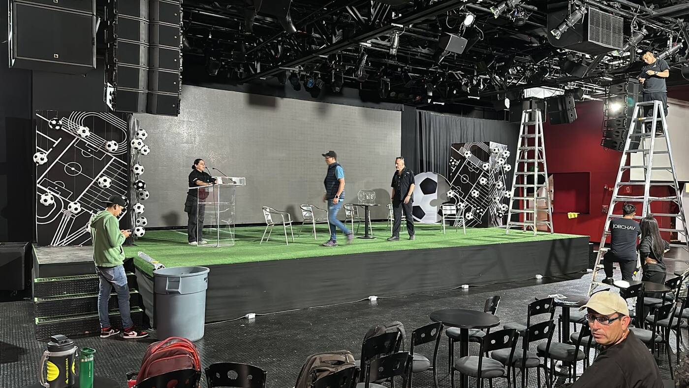 Equipo técnico montando el escenario