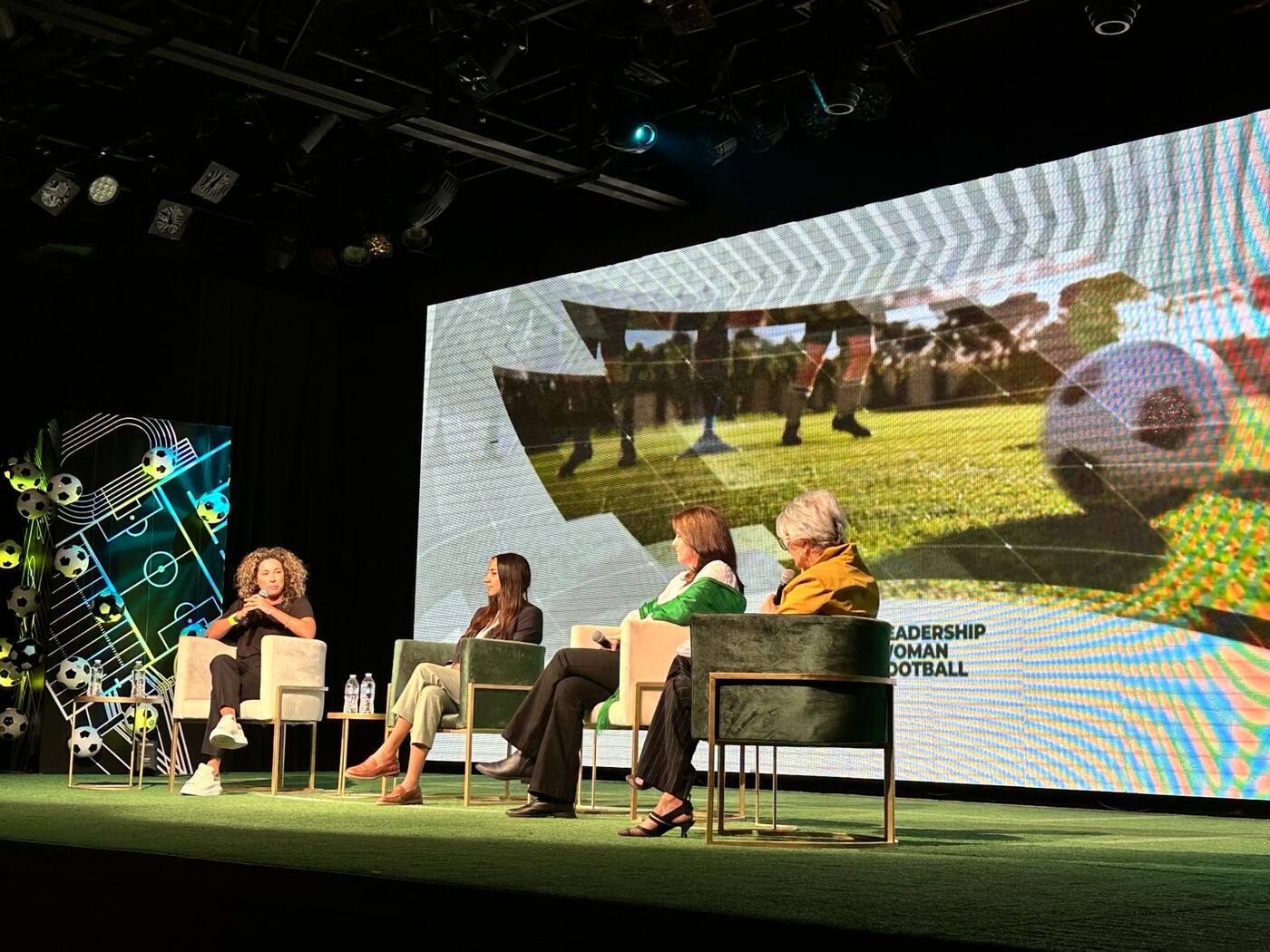 Cuatro voces expertas conversan en un panel
